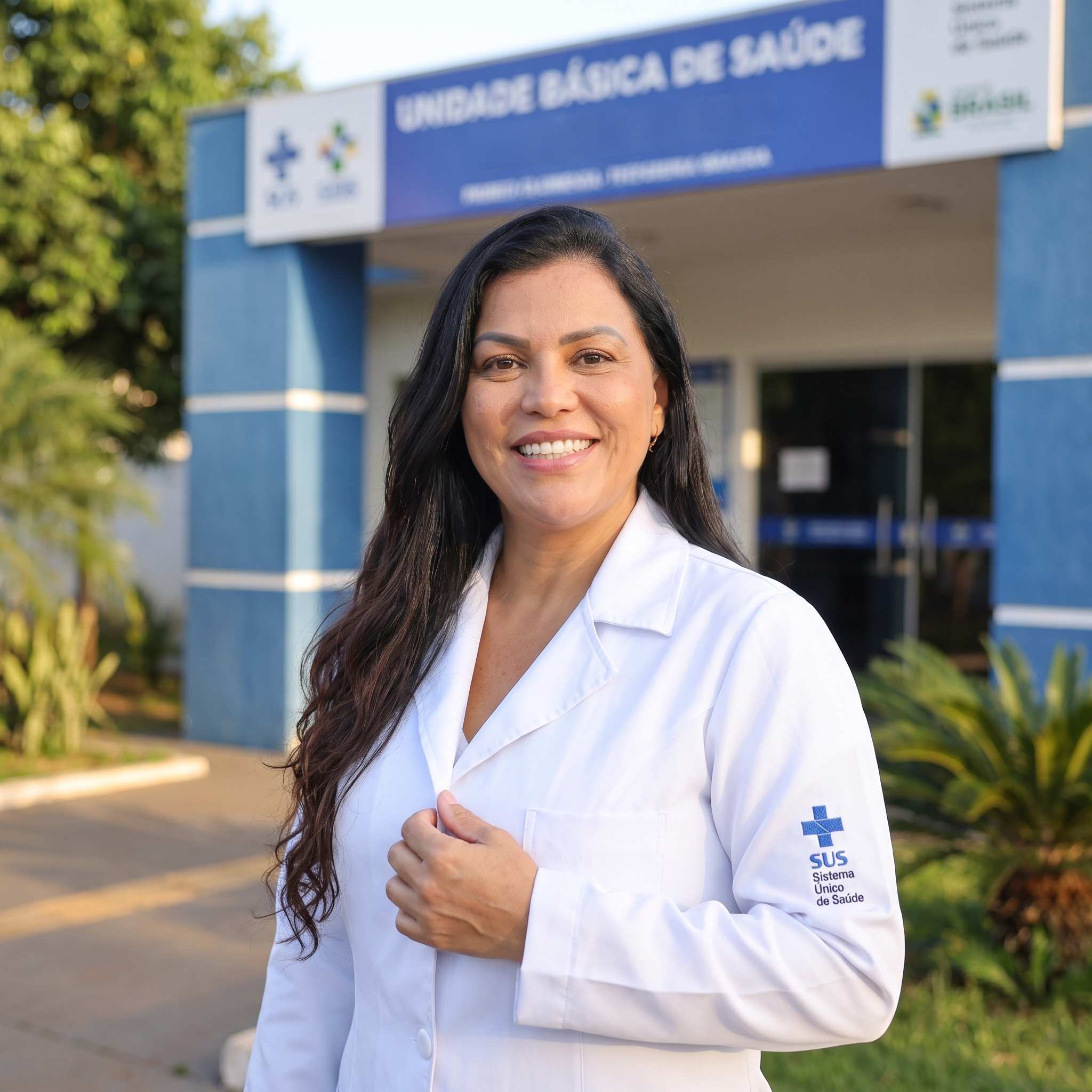 Enfermeira coordenadora em frente à UBS — criadora do Kit Saúde Brasil 360